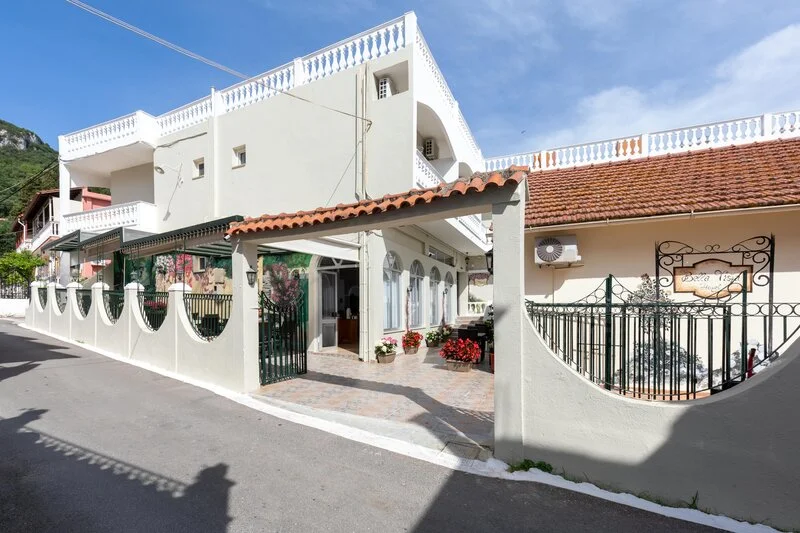 Bella Vista Beach Hotel & Studios